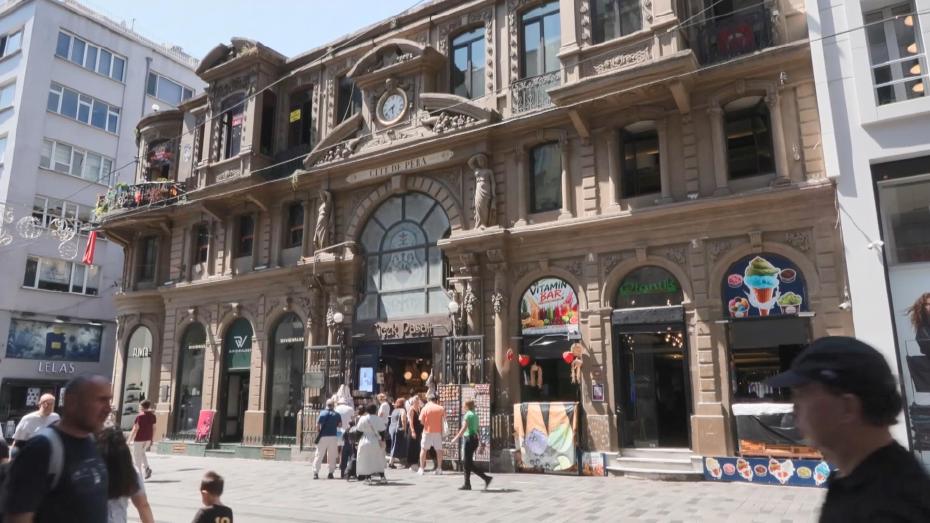 Çiçek Pasajı'nda Görülen Renkli Tabela ve Afişler Tartışma Yaratıyor