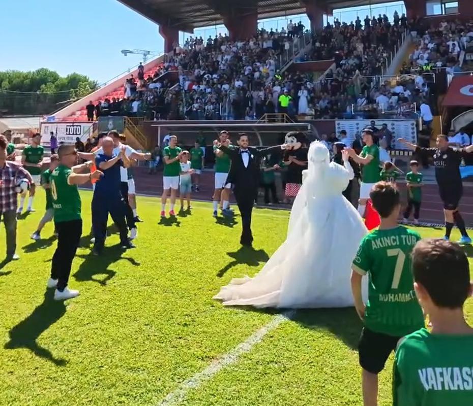 Nikah Gününde Tribünlere Koştular: Gelin ve Damat, Final Maçında Eğlenceye Katıldı