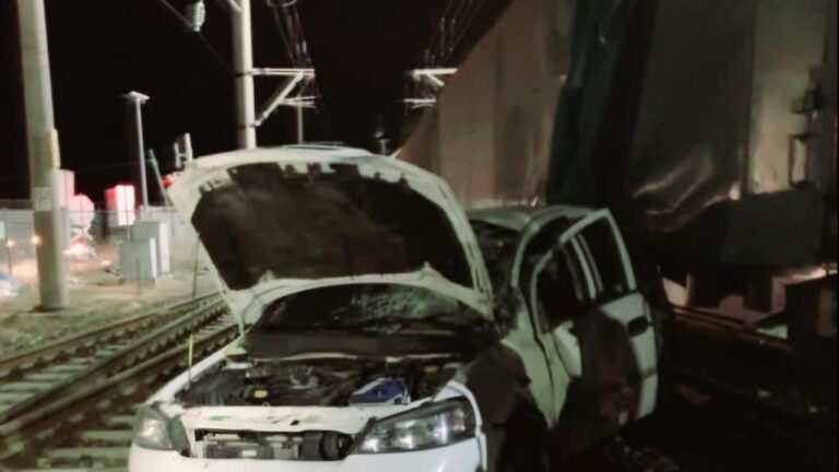 Kırklareli’de yük treni ile otomobil çarpıştı: 2 yaralı