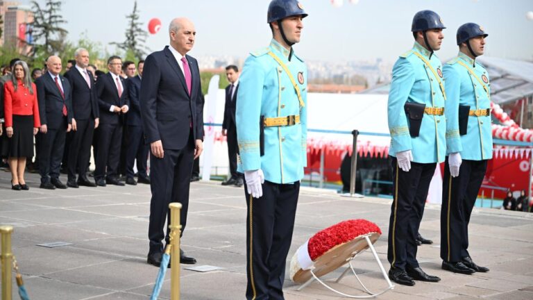 Ulusal Meclis Başkanı Kurtulmaş, Meclis'teki Atatürk'teki anıtta bir taç bıraktı