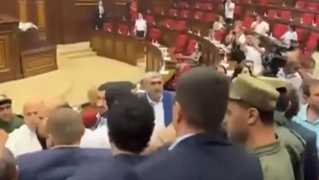 Ermeni Parlamentosu'nda milletvekilleri kafası karışmıştı! Ermeni Milletvekili, yürüyen savcı ile 