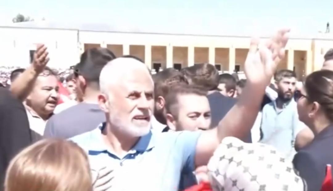Slogan Anıkabir'de bağırdı, CHP milletvekili isyan etti ... düşüşü alan kelimeler: 
