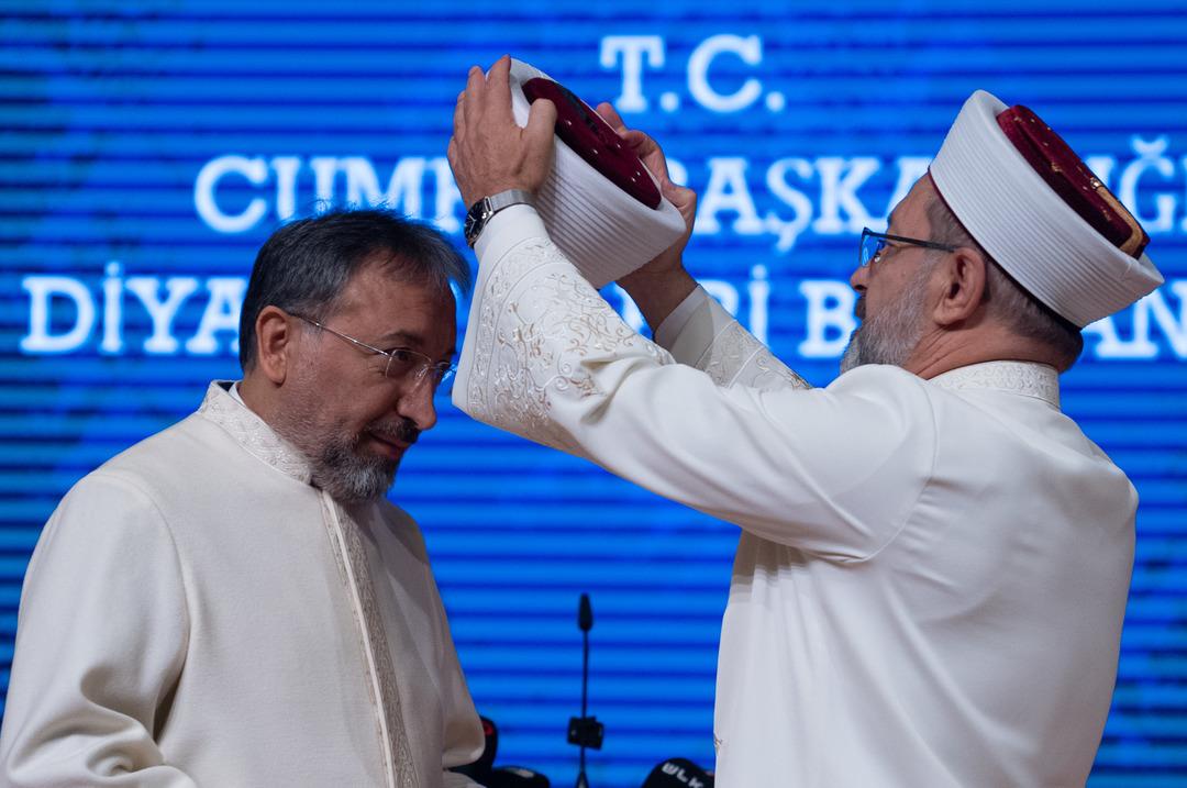 Dini işlerin yeni başkanı Safi Arpaguş, Ali Erbaş'ın elini öptü! Transfer, teslimat töreni 2 ile işaretlendi