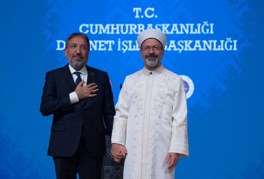 Dini işlerin yeni başkanı Safi Arpaguş, Ali Erbaş'ın elini öptü! Teslimat töreninde bir iz bıraktı 3