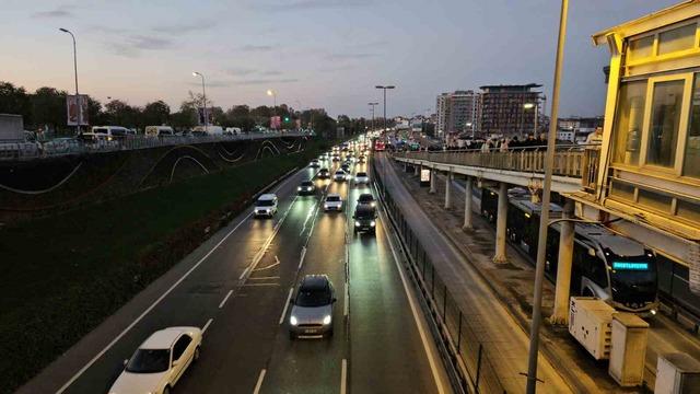 İstanbul'da 3 okulun açılmasıyla trafik sıkışıklığı yaşandı