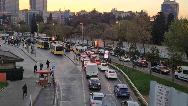 Okulların açılmasıyla birlikte İstanbul'da trafik sıkışıklığı yaşandı 2